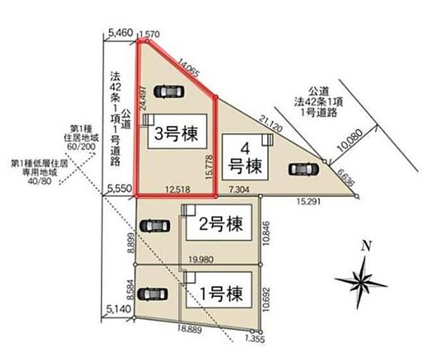 全4区画の区画図で各号棟ごとに駐車スペースが確保されています。敷地形状や道路幅員も明確に記載されています。方位の記載があり敷地の向きが一目で確認できます。