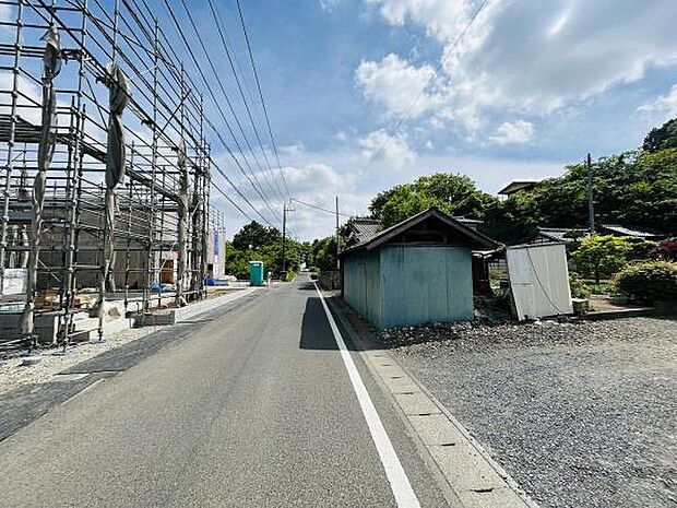 前面道路は見通しの良い直線で交通の流れがスムーズです。敷地横には建築中の物件もあり周辺の整備も進んでいます。道路幅も充分で車両の出入りがしやすい環境です。落ち着いた雰囲気のある現地周辺も特徴です。