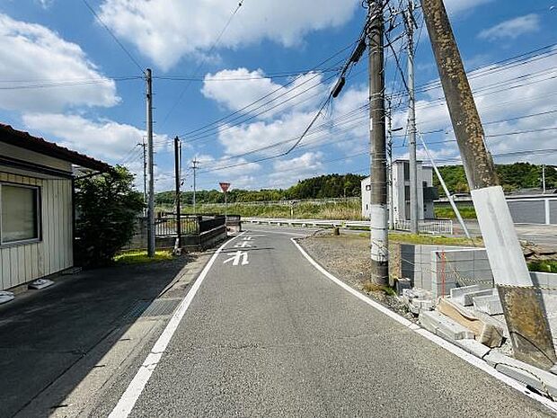 前面道路は幅員が確保されており車の出入りもスムーズに行えます。周囲には緑も多く開放的な印象です。電柱や舗装も整っており安心感があります。現地の環境を実際にご確認いただけます。