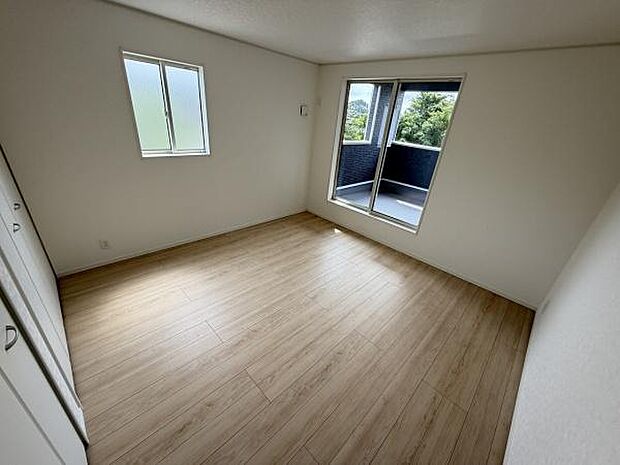 窓から差し込む自然な明るさが魅力の寝室です。バルコニーへのアクセスも便利です。シンプルな内装でさまざまなレイアウトが楽しめます。収納スペースも充実しています。