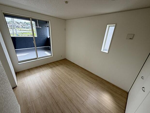 明るい光が差し込む子供部屋です。バルコニーへ直接出られる窓があり風通しも良好です。収納スペースが備わっておりお部屋をすっきりと保つことができます。ナチュラルなフローリングが特徴的です。