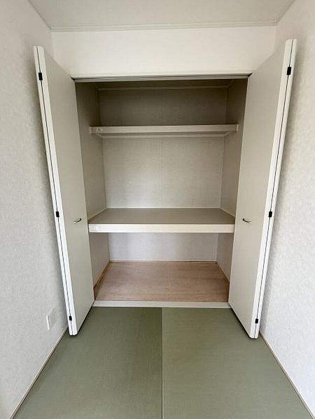 収納スペースがしっかり確保されており扉付きで見た目もすっきりとしています。上部には棚があり整理がしやすい構造になっています。畳のお部屋に自然に調和し使い勝手の良い収納です。