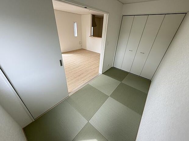 押入れ付きの和室は収納力があり整理整頓がしやすい空間です。畳の質感が室内に落ち着きを与えています。スライドドアで他の部屋との仕切りができ使い勝手が良いです。明るい室内が開放感を演出しています。