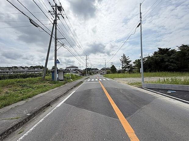 前面道路は幅員が広く車の出入りがしやすい環境です。周辺は開放感があり見通しの良い立地です。歩道や電柱などインフラ設備も整っています。静かな住宅街が広がっています。