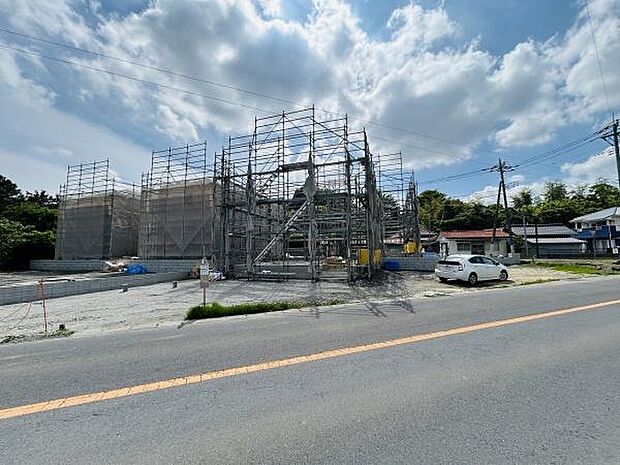 建設中の物件で未来の姿を思い描きやすい状況です。広々とした敷地にゆとりが感じられ敷地内には車もしっかり駐車できます。前面道路も見通しが良く開放感があります。