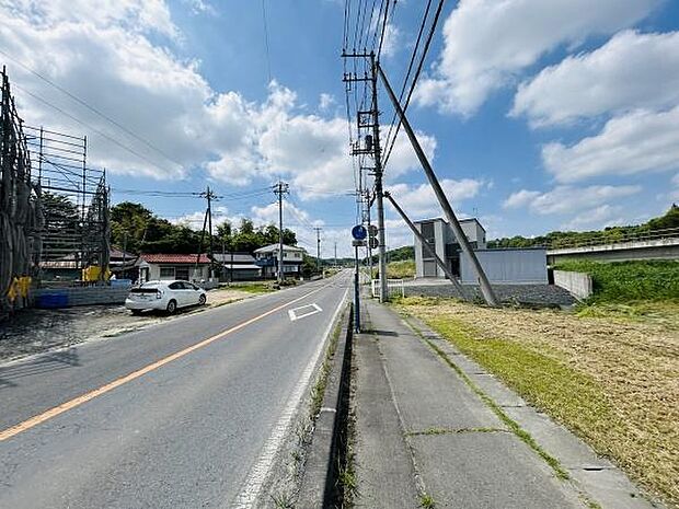 前面道路が広く車の出入りがしやすい立地です。周辺は開放感があり視界が良好です。現地までのアクセスもスムーズです。電柱や歩道も整備されており安心感があります。