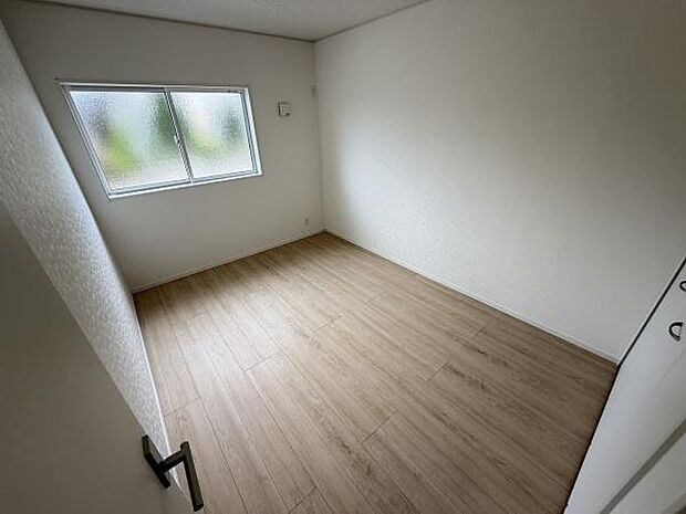 明るい光が差し込む子供部屋です。シンプルな内装なのでインテリアのアレンジがしやすい空間です。フローリング仕様でお手入れもしやすく収納スペースも確保されています。角部屋のため開放感が感じられます。