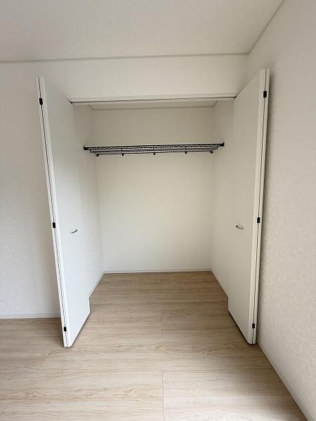扉付きの収納スペースがあり使い勝手の良い仕様です。シンプルなデザインで空間がすっきり見えます。ハンガーパイプ付きで衣類の整理にも便利です。収納内も広々とした印象です。