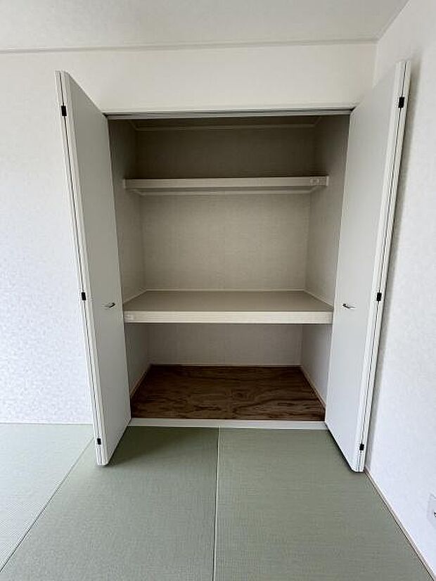 両開き扉で開閉しやすい収納スペースです。棚板とハンガーパイプ付きで使い勝手が良い設計です。奥行きがありたっぷりと収納できます。和室の空間にも調和しています。