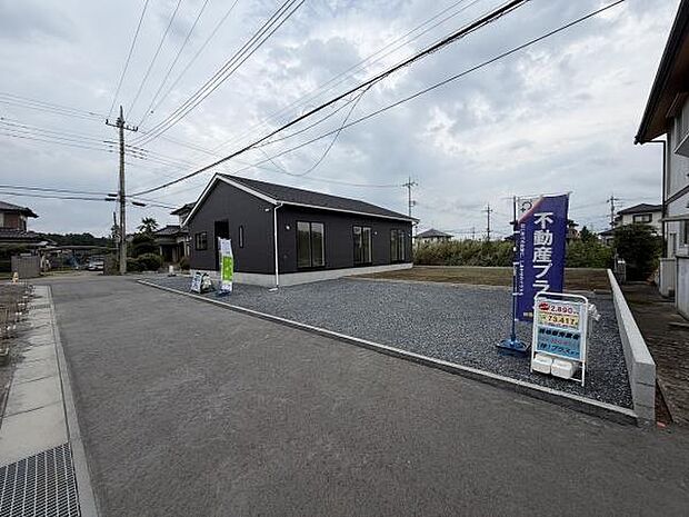 広々としたスペースが確保された駐車場です。敷地がゆったりしているため車の出し入れもスムーズに行えます。前面道路との高低差も少なく使い勝手の良い設計です。