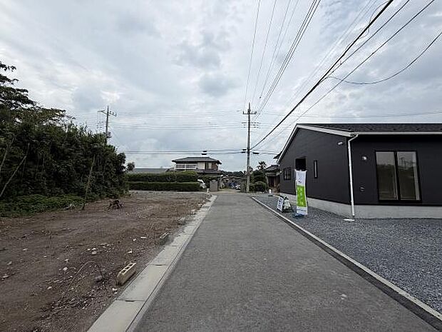前面道路が広々としており車の出入りも安心して行えます。現地周辺は開放感があり落ち着いた雰囲気です。建物と敷地のバランスも良い印象です。舗装された道路なので移動も快適にできます。