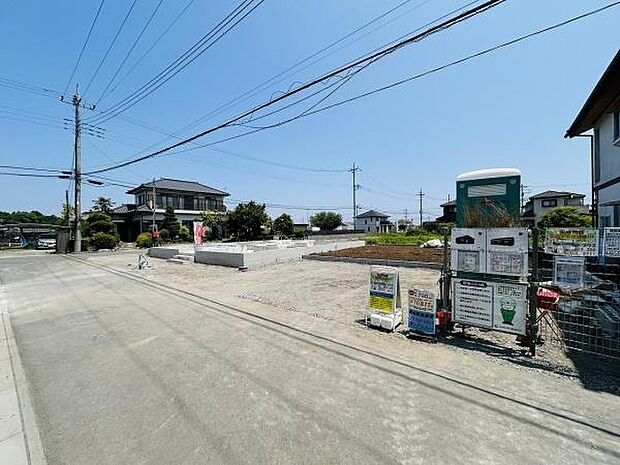 周辺には住宅が建ち並び閑静なエリアに位置しています。車の出入りもスムーズに行える広さが確保されています。角地にあるため開放感があります。造成済みの土地で整った形状が特徴的です。
