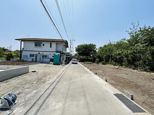 前面道路は幅がゆったりと確保されており車の通行にも配慮された造りです。現地は日当たりがよく周辺には緑も感じられる環境です。現地写真からも分かるようにすっきりとした印象のある街並みです。