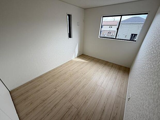 明るい光が差し込む二面採光の子供部屋です。フローリング仕様でお手入れも簡単です。シンプルな内装でレイアウトもしやすく自由度の高い空間です。窓が多く通気性も良好です。収納スペースも確保されています。