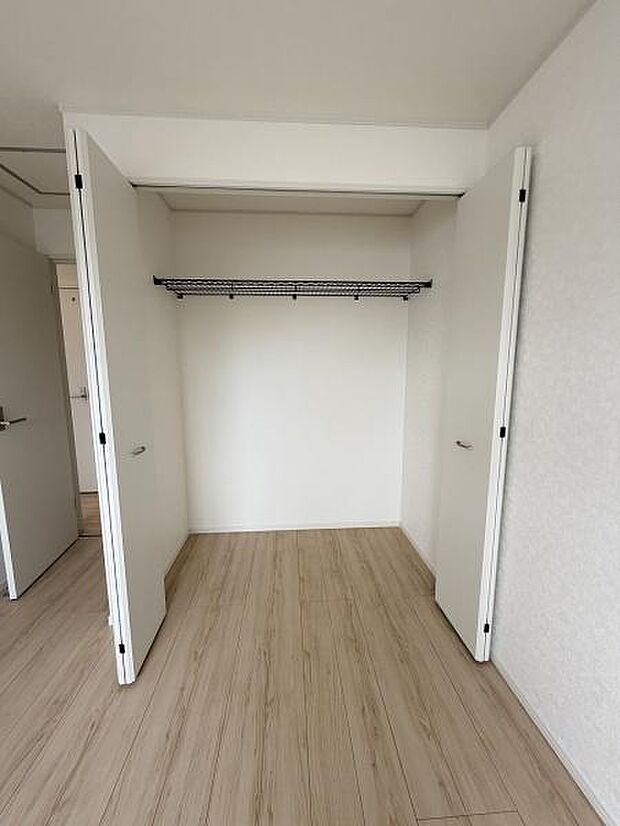 シンプルで使いやすい収納スペースです。幅広いクローゼットはさまざまな収納ニーズに対応できます。扉の開閉もスムーズで衣類や荷物の整理整頓がしやすい仕様です。