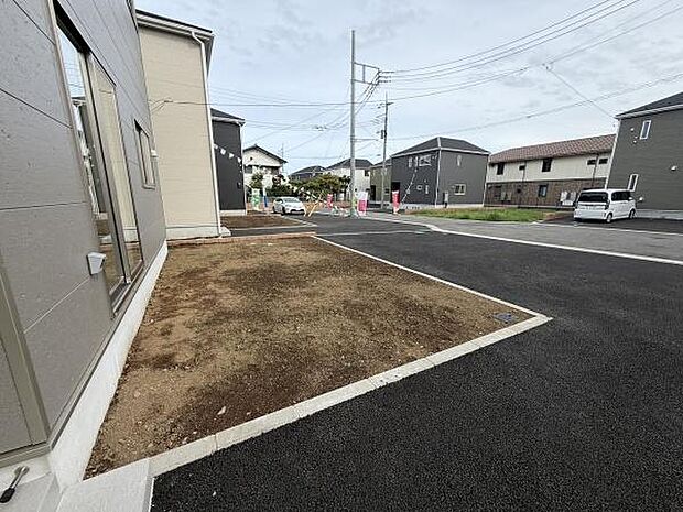 シンプルな庭スペースがありさまざまな用途に活用できます。建物に隣接しており外観もすっきりとしています。道路に面しているので開放感も感じられます。自由にアレンジしやすい点が魅力です。