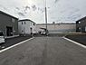 その他：ゆとりある前面道路が印象的な現地写真です。車の出し入れもスムーズに行えます。周囲は整然とした街並みで清潔感があります。幅広い道路が安全に配慮されています。