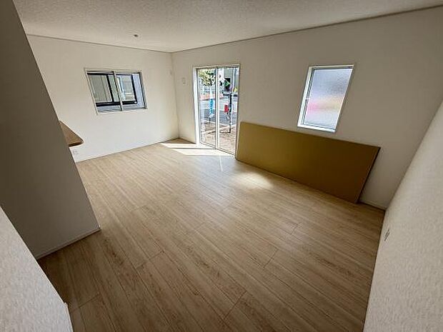 リビングは大きな窓から光が差し込む明るい空間です。床はナチュラルな色合いで全体的に開放感があります。シンプルな内装なのでお好みに合わせてアレンジも楽しめます。窓や扉も多く風通しの良さも期待できます。