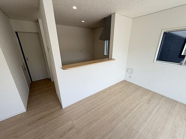 キッチンはカウンター付きで空間がすっきりと配置されています。窓からの採光も感じられる明るい印象です。床の色合いがやさしく落ち着いた雰囲気をつくります。シンプルな内装なのでアレンジしやすいです。