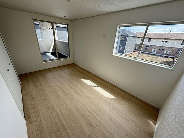 明るい光が差し込む寝室です。大きな窓があり空間が開放的に感じられます。清潔感のある床材で日々の手入れも簡単です。収納スペースも確保されていますので荷物もすっきりと整理できます。