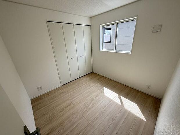 明るい日差しが差し込む空間です。収納に便利なクローゼットが備わっています。シンプルな内装で様々な使い方が可能です。落ち着いた雰囲気が感じられる子供部屋です。