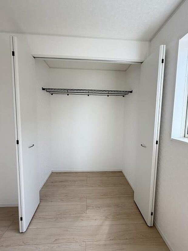 扉が大きく開くため収納スペース全体を見渡しやすい造りです。クローゼット内はすっきりとしたデザインで整理整頓がしやすい仕様です。室内の明るさが確保されており収納内部も見やすいです。