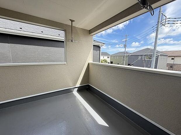 屋根付きのバルコニーで天候を気にせずに使えます。開放感があり明るい空間です。手すりが高めで安心感があります。窓からの眺めも抜けており採光も十分です。