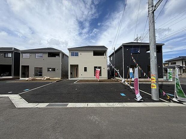 舗装された駐車場が住宅前に配置されており便利にお使いいただけます。区画が見やすく整理されているため駐車がしやすい環境です。道路からの出入りもスムーズに行えます。