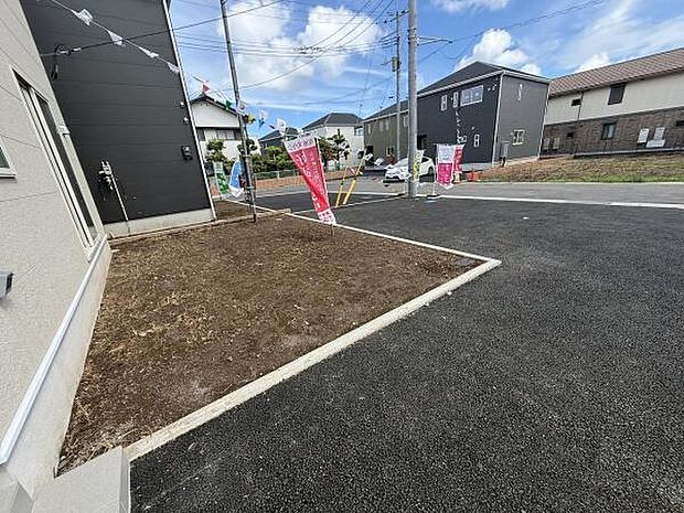 敷地内にゆとりのある庭スペースが確保されています。角地につき開放感が感じられます。前面道路も広く車の出入りもスムーズです。周囲は住宅街で静かな環境が特徴です。