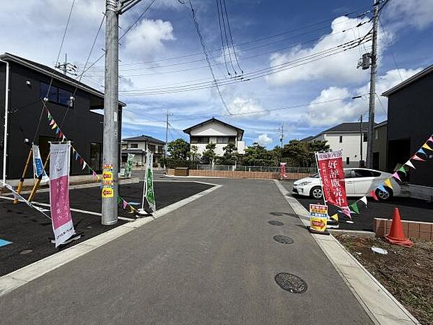 広々とした前面道路が印象的な現地写真です。車の出し入れもスムーズに行えます。周辺は落ち着いた住宅街となっております。各住宅に十分なスペースがあります。撮影時の天候も良好で明るい雰囲気です。