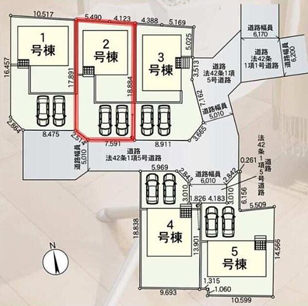 全5区画の分譲地でゆとりのある配置が特徴です。各区画に駐車スペースが設けられています。道路幅も確保されており車の出入りがしやすい設計です。区画間の距離もしっかり取られています。