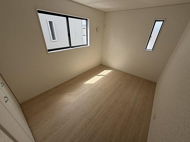 二面採光で日当たりが感じられる子供部屋です。シンプルな内装でお好みの家具を配置しやすい空間です。収納スペースも備わっておりお部屋をすっきりと保てます。角部屋のためプライバシー性も期待できます。