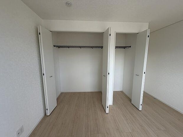シンプルなデザインのクローゼットが二つ並びすっきりとした印象です。ハンガーパイプ付きで使いやすさが感じられます。収納スペースがしっかり確保されているため室内の整理にも便利です。