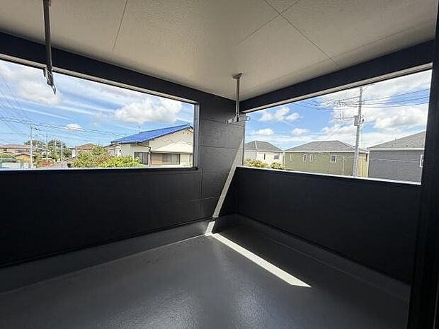 開放感のある2面採光のバルコニーです。天井付きで天候を気にせず使えます。広々とした空間で用途が広がります。周囲からの視線にも配慮された造りです。