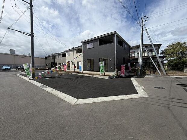 広々とした駐車スペースがあり車の出し入れがしやすい配置です。舗装された駐車場は整備されており複数台の駐車にも対応可能です。周辺道路も広く快適にご利用いただけます。屋外スペースも有効活用されています。