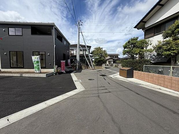 前面道路は幅員が広く車の出入りがしやすい環境です。現地周辺は落ち着いた雰囲気が漂い整った街並みです。電柱や電線が整然と配置されており見通しの良い道路が特徴です。