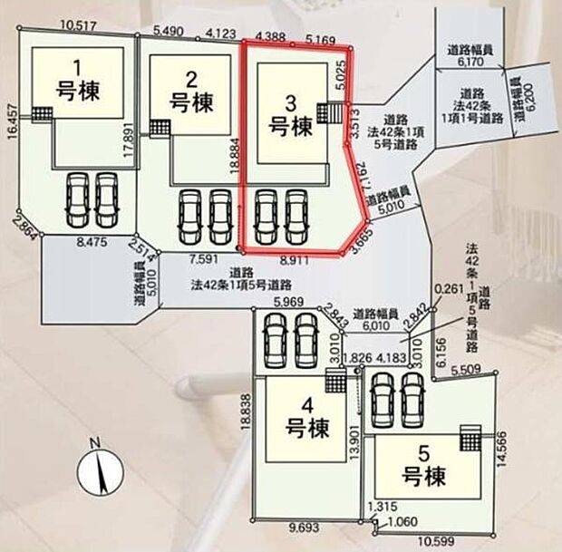 全5区画の配置が分かりやすく示されています。駐車スペースがしっかり確保され車の出し入れがしやすい設計です。道路幅員の表記もあり道路状況が把握しやすい区画図です。
