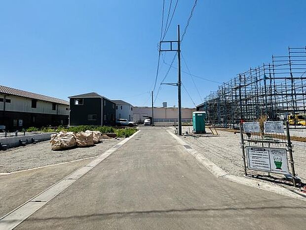 前面道路は見通しが良く車の出入りもスムーズに行えます。周辺は新しい建物が多くこれから発展が期待できるエリアです。広々とした道路で車の移動もしやすい環境となっています。