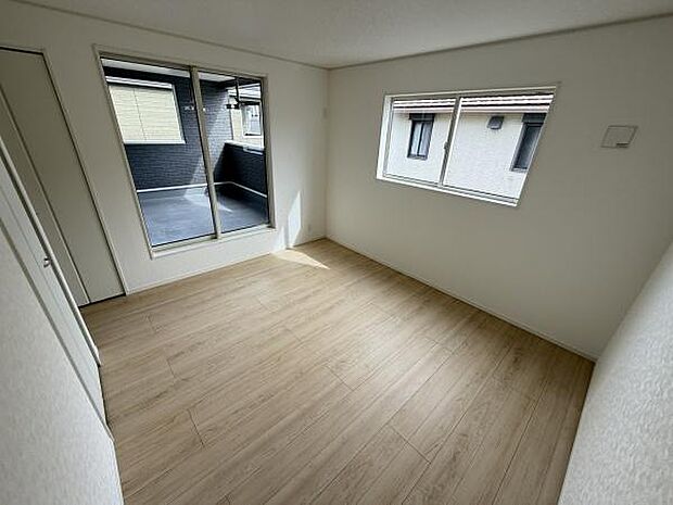 シンプルな内装で使いやすい寝室です。大きな窓から光が差し込み室内が明るく保たれます。隣室やバルコニーへのアクセスも便利な間取りとなっています。清潔感のあるフローリングも特徴的です。