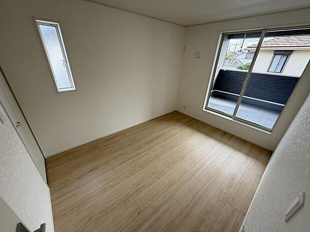 明るい光が差し込む子供部屋です。シンプルな内装でお好みに合わせた家具のレイアウトが可能です。バルコニーに面しているため風通しも良好です。収納スペースも確保しやすい間取りになっています。