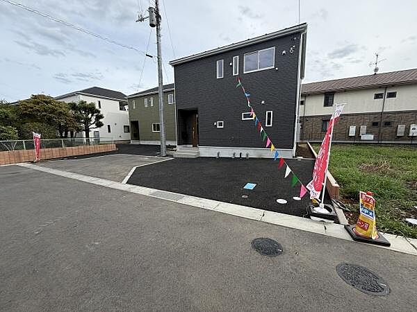 ゆとりあるスペースの駐車場が魅力です。車の出し入れがしやすい設計となっています。玄関までの距離が短く荷物の運搬にも便利です。フラットな舗装でお手入れも簡単です。