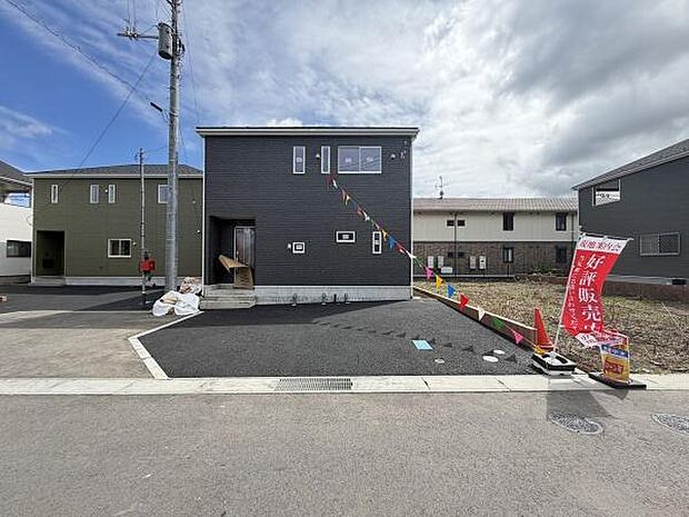 前面に広々とした駐車場があり複数台の車も駐車しやすい区画です。道路からのアクセスもスムーズで移動が便利です。建物の前に設けられたスペースは車の出し入れもゆったりできます。