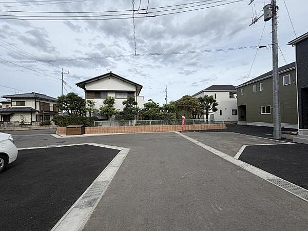 前面道路が広く車の出入りもゆったりと行えます。街並みが整っており周囲には新しい住宅も見られます。道路沿いに電柱が設置されており電線も整然としています。現地の状況が写真からよく分かります。