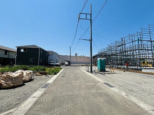 前面道路が広く車の出入りがスムーズに行えます。現地周辺は開放感があり陽当たりも良好です。新しい建物の建設も進んでおりこれからの発展が期待できます。整った街並みで日常の移動も便利です。