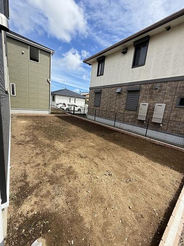 広々とした庭スペースが確保されています。住宅の外観とあわせて明るい印象を与えます。フェンスでしっかりと囲われており使い方も多様に考えられます。空がよく見える開放感が魅力です。