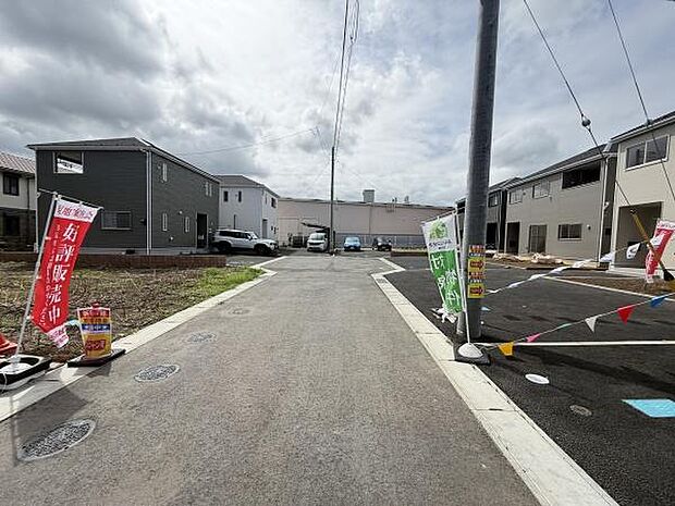 現地写真では前面道路が広々としており周辺の建物が整理されています。車の出入りもしやすい設計になっています。新しい住宅街の雰囲気を感じられ静かな住環境が魅力です。