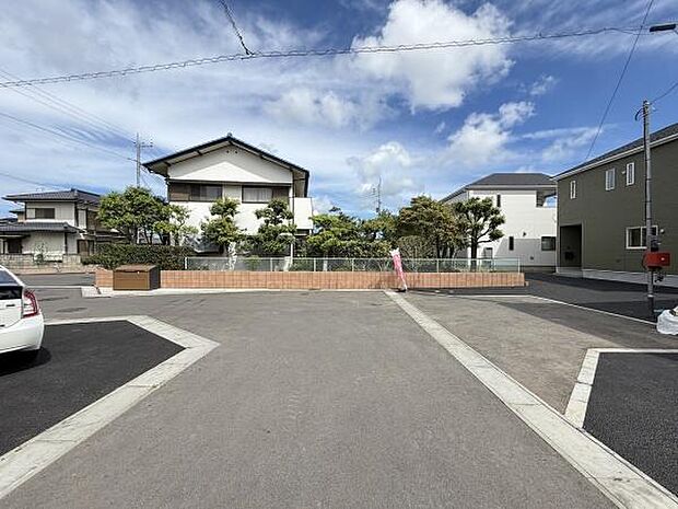 前面道路が広く車の出し入れがしやすい環境です。周辺には整った住宅が立ち並び落ち着いた雰囲気が広がっています。視界も開けており空が広く感じられる立地です。道路舗装もきれいに整えられています。