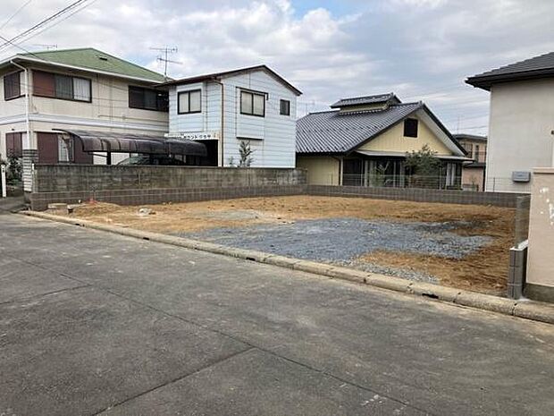 整形地で建築計画が立てやすい土地です。周辺には住宅が並び落ち着いた雰囲気が広がっています。前面道路は広めで車の出し入れもスムーズです。塀で囲まれており敷地が明確に区切られています。