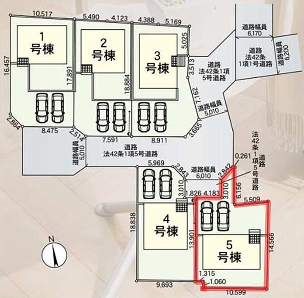 それぞれの区画がゆとりを持って配置されています。全棟に駐車スペースが用意されている点が特徴です。道路幅も明示されており出入りしやすいレイアウトです。