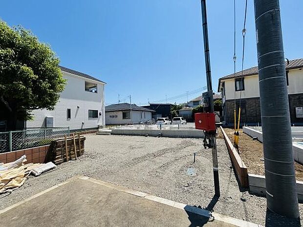 日当たりの良い区画で開放感があります。周辺には住宅が建ち並び落ち着いた雰囲気です。整地された敷地で整然とした印象を受けます。
